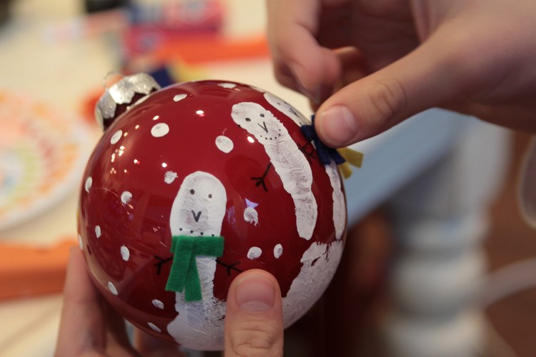 basteln-weihnachten-geschenke-weihnachtsbaumkugel-handflaeche-kind-schneemanner