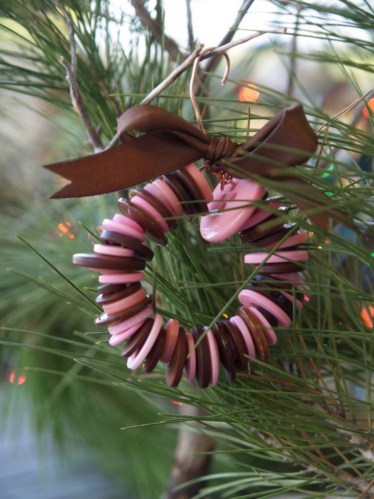 basteln-weihnachten-geschenke-weihnachtsbaumschmuck-knoepfe-kranz