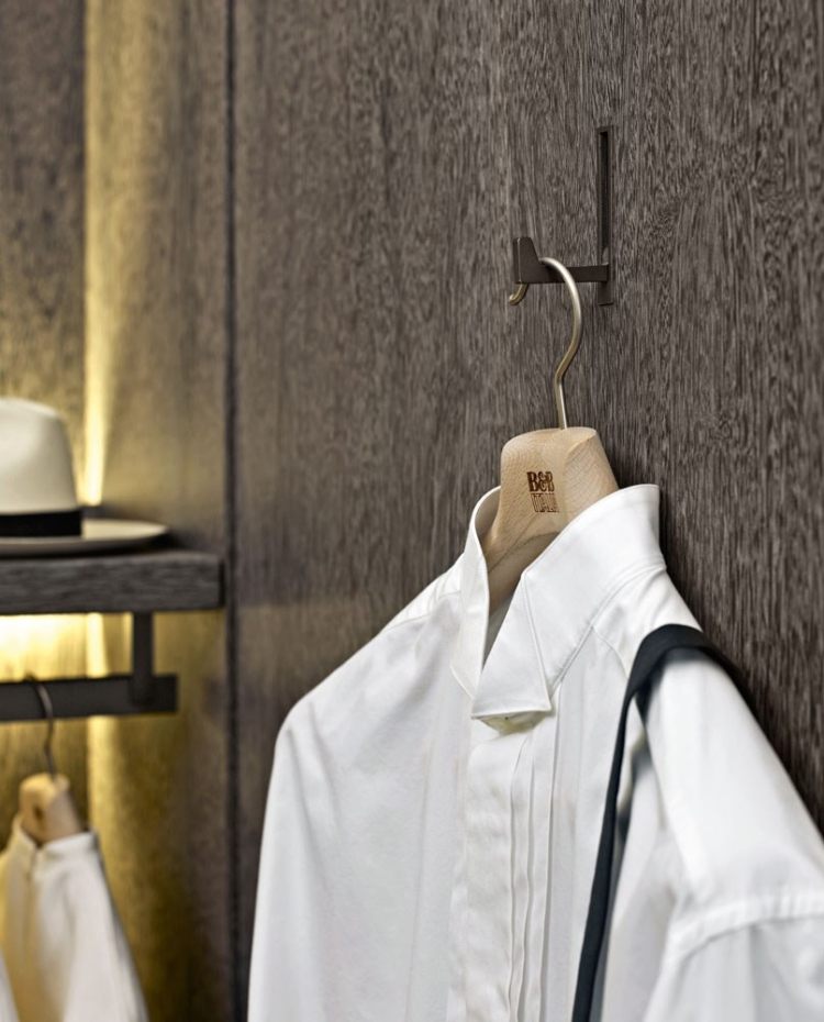 begehbarer-kleiderschrank-system-modern-haken-kleiderbuegel-hemd-versteckt