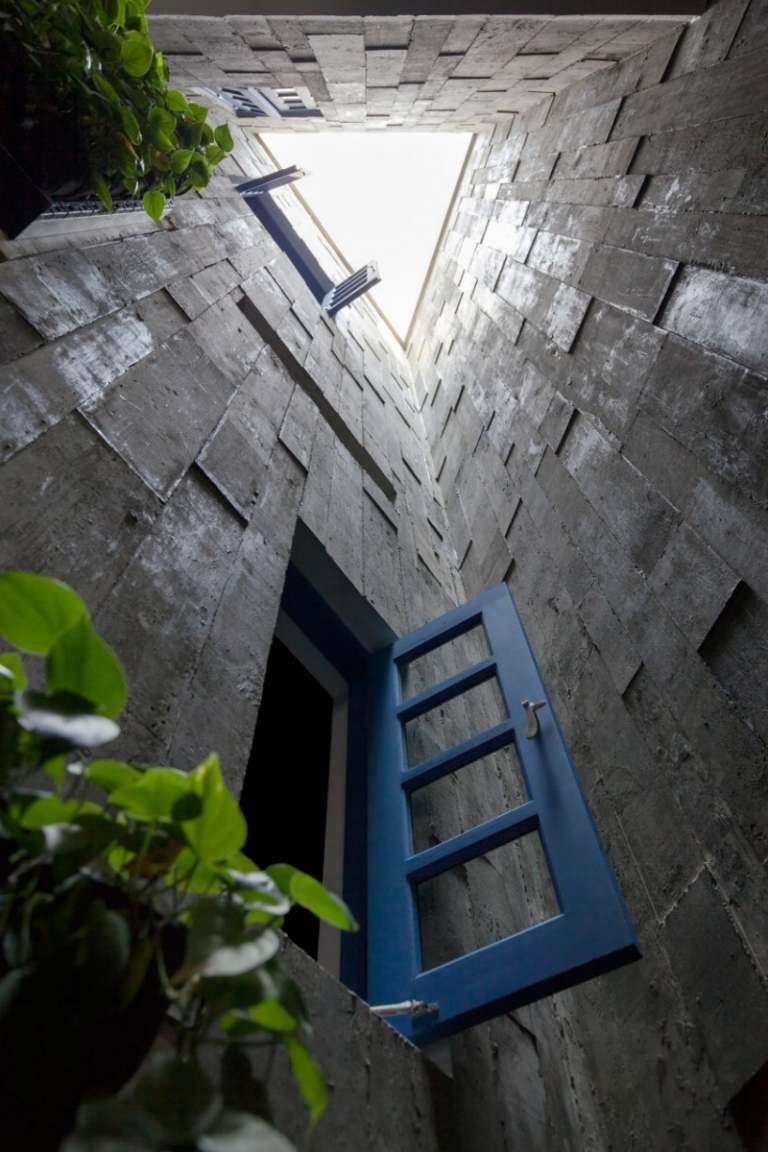 betonwande-innengarten-haus-singapur-fenster-blau-dreieck-pflanzen-vertikal