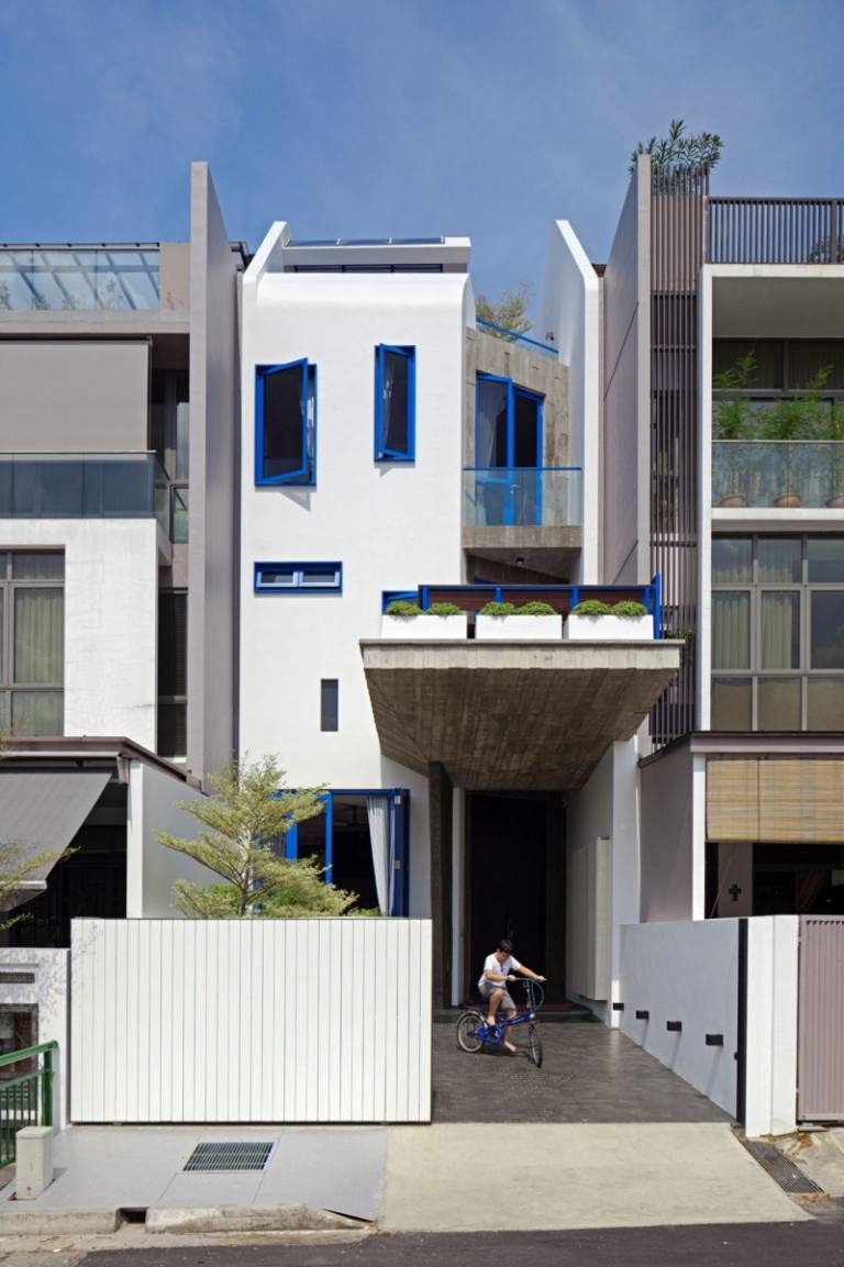 betonwande-innengarten-haus-singapur-strasse-schmall-weiss-blau-fenster