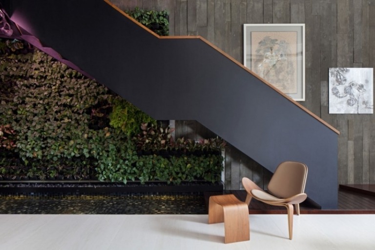 betonwande-innengarten-haus-singapur-treppe-erdgeschoss-malerei-kunst-pflanzen-stuhl
