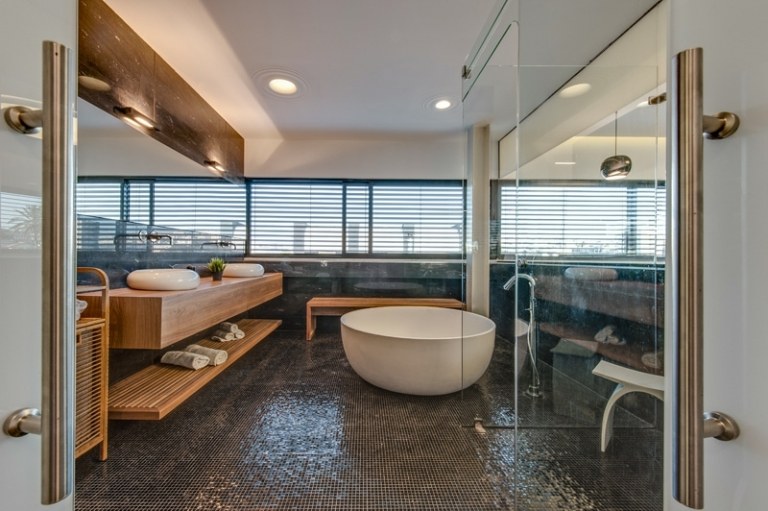 boden wandgestaltung weiss badezimmer modern mosaik dunkel holz moebel hell