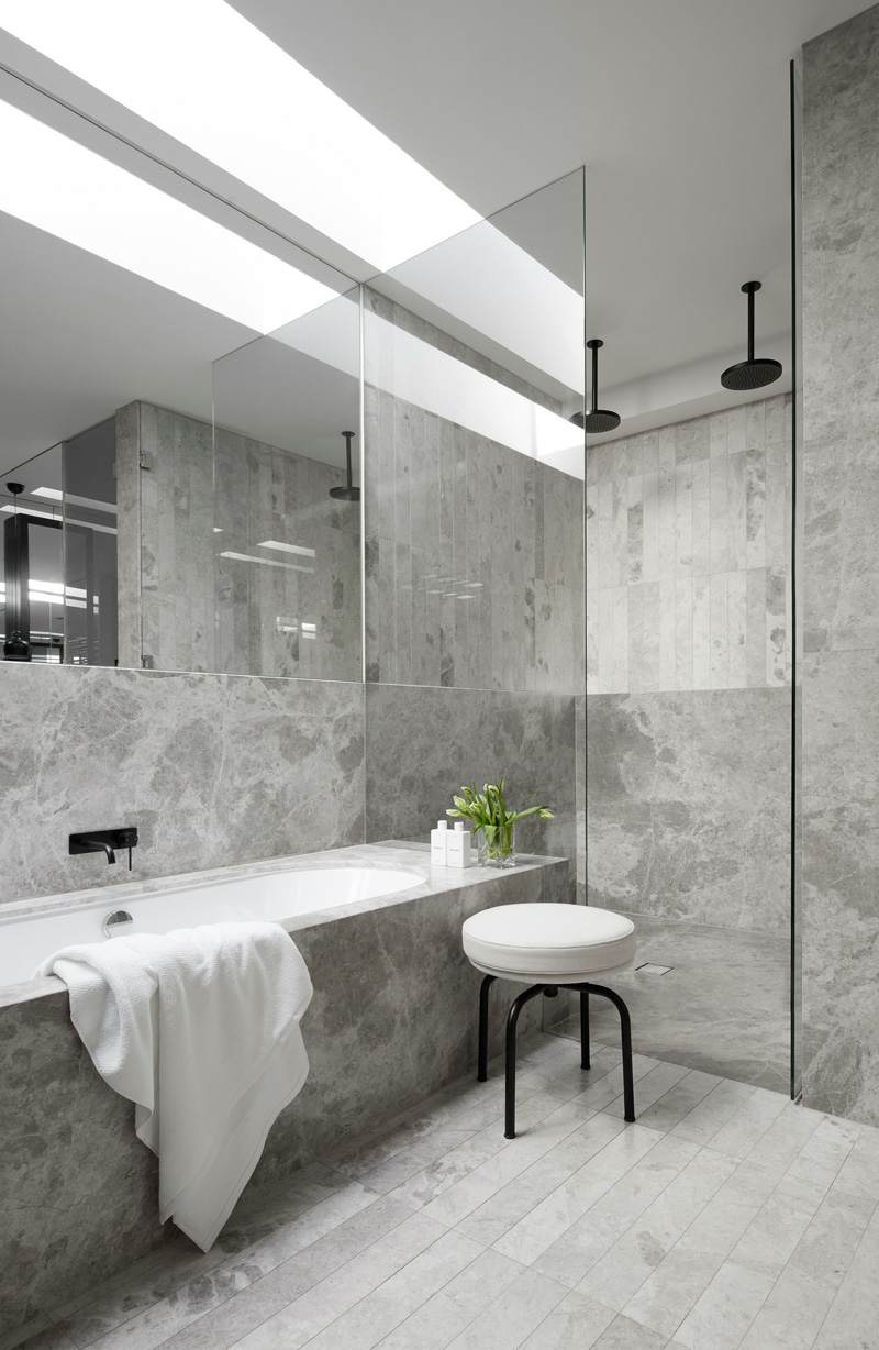 bodenbelag marmor holz nasszelle dusche badewanne design schmale bodenfliesen