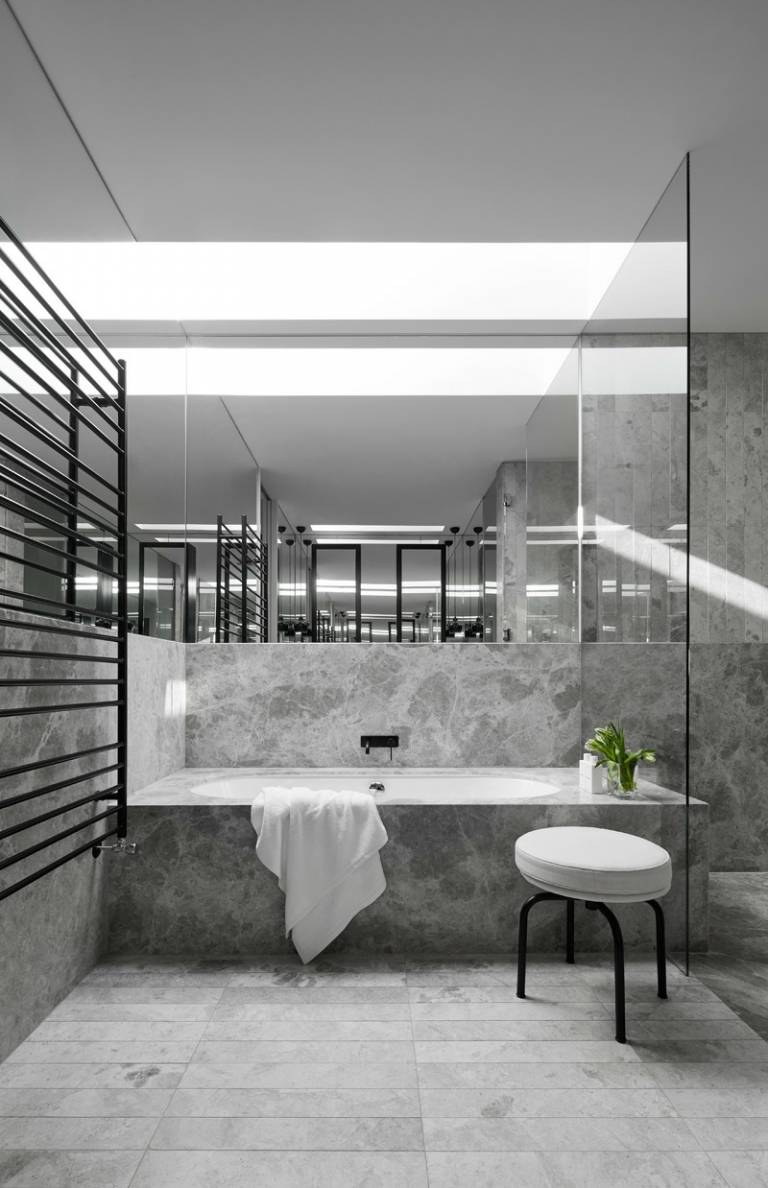 bodenbelag marmor holz spiegel gross badewanne naturstein hocker