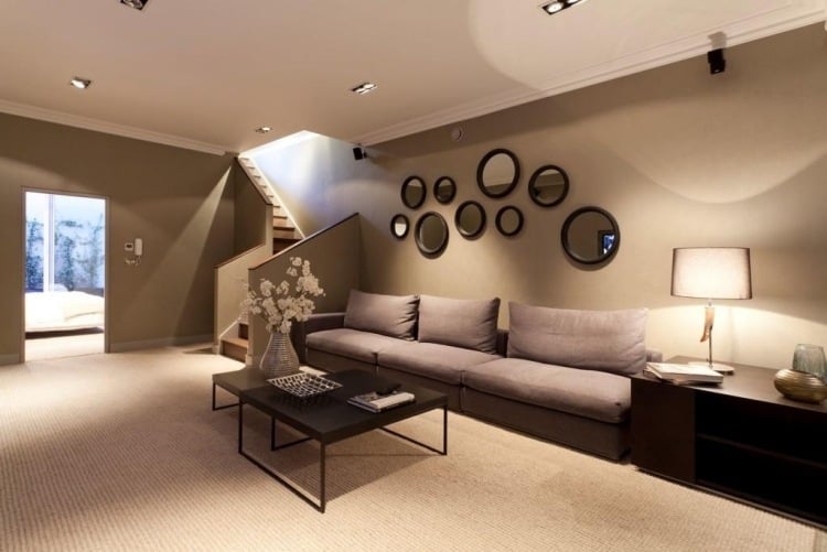 braune-wandgestaltung-wohnzimmer-ideen-spiegel-wand-sofa-teppichboden-couchtisch