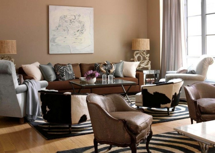 braune wandgestaltung wohnzimmer klassisch stil sessel leder