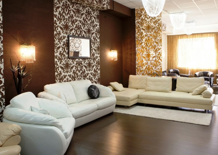 braune wandgestaltung wohnzimmer kombinieren tapeten ornamente lampen