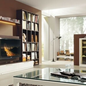 braune wandgestaltung wohnzimmer weiss moebel interieur warm atmosphaere fernseher