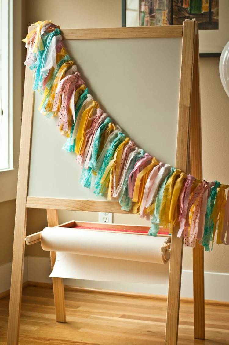 deko ideen fürs wohnzimmer stoff streifen girlande idee knoten einfach