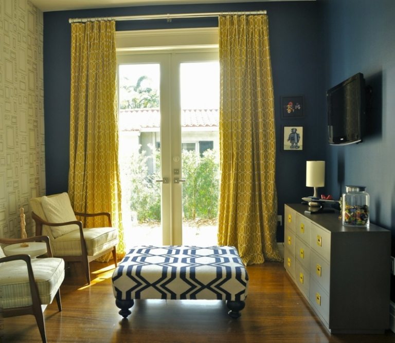 dekorieren wohnzimmer blau gelb vorhaenge hocker sideboard
