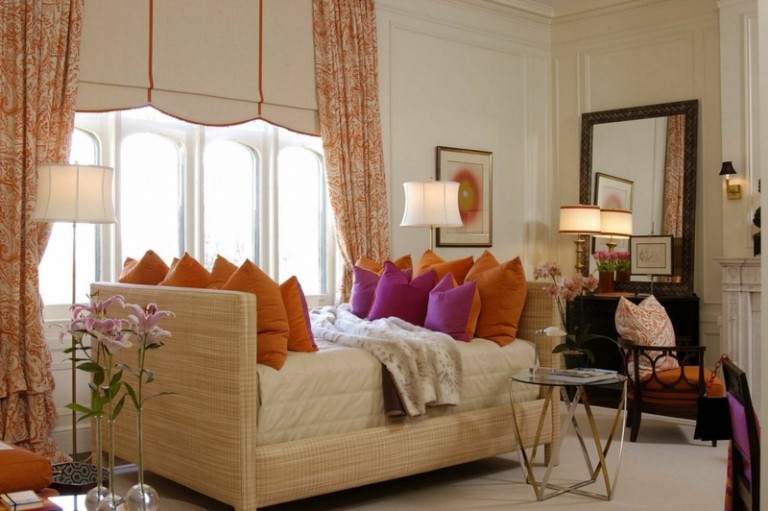 dekorieren wohnzimmer canape kissen fuchsia orange stehlampen