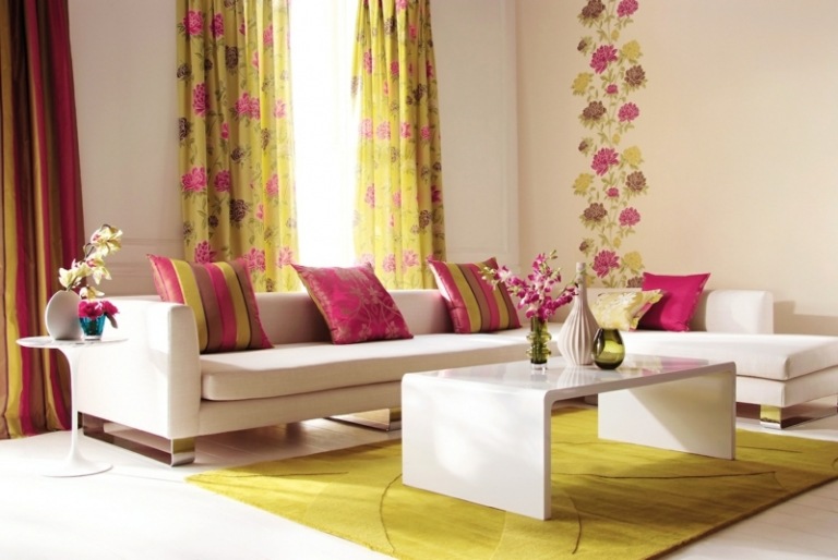 dekorieren wohnzimmer florale motive gardinen tapete gruen pink farben