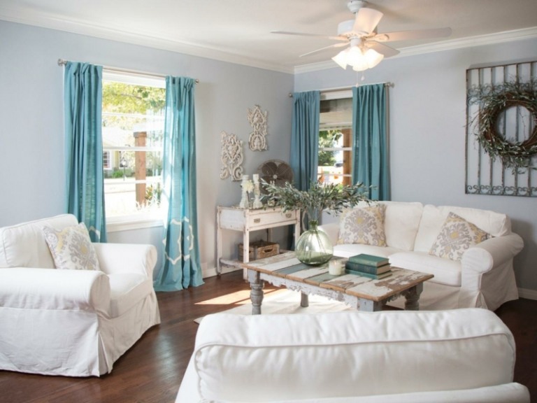 dekorieren wohnzimmer hellblau vorhaenge weiss couchgarnitur