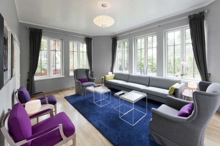 dekorieren wohnzimmer kontrastfarben blau purpur teppich sessel