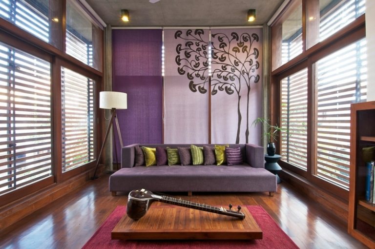 dekorieren wohnzimmer modern lila sichtschutz interieur couch gruen akzente