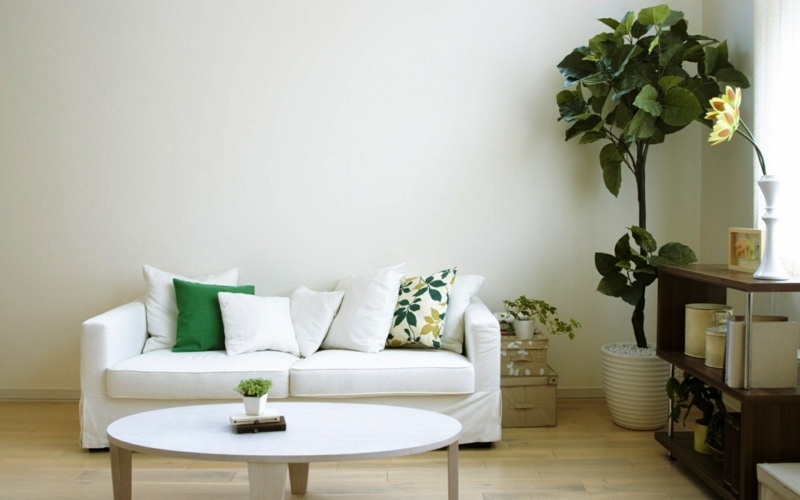 dekorieren wohnzimmer schlicht modern einrichten gruen weiss pflanze