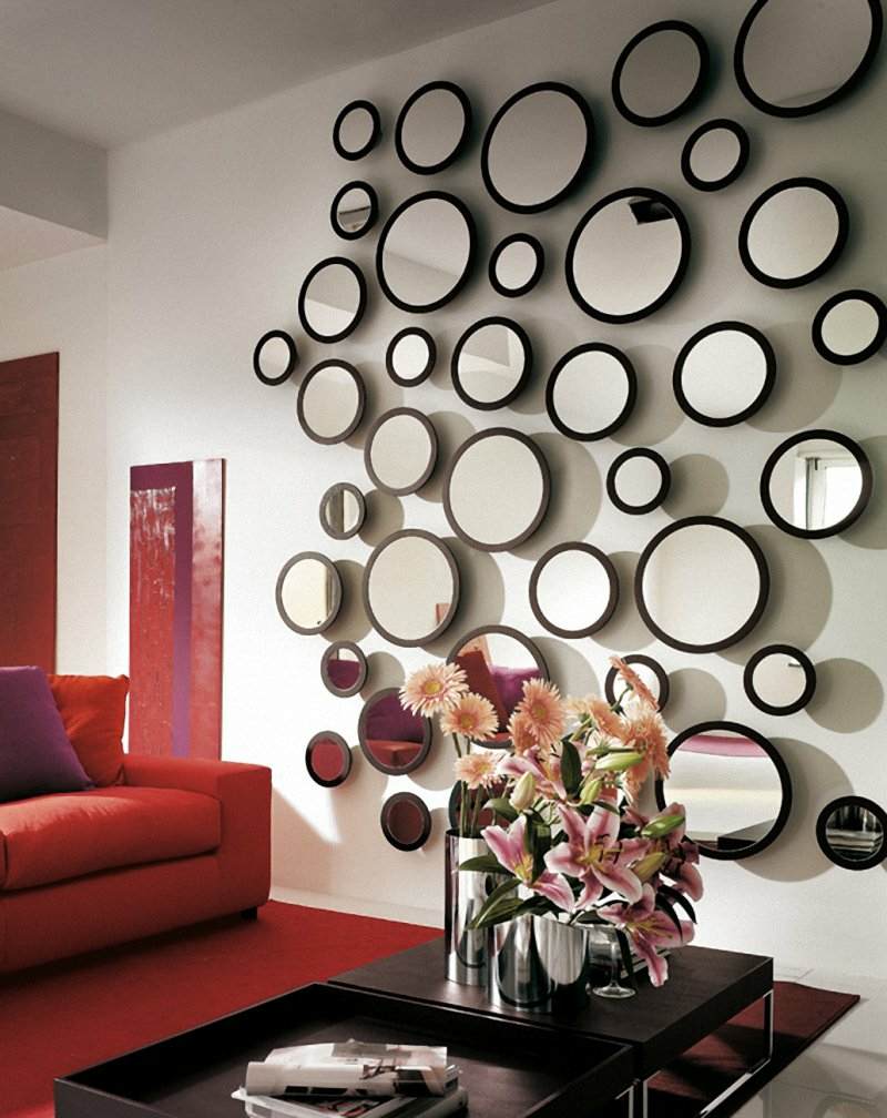 dekorieren wohnzimmer spiegel rund wandgestaltung schwarz rahmen blumen