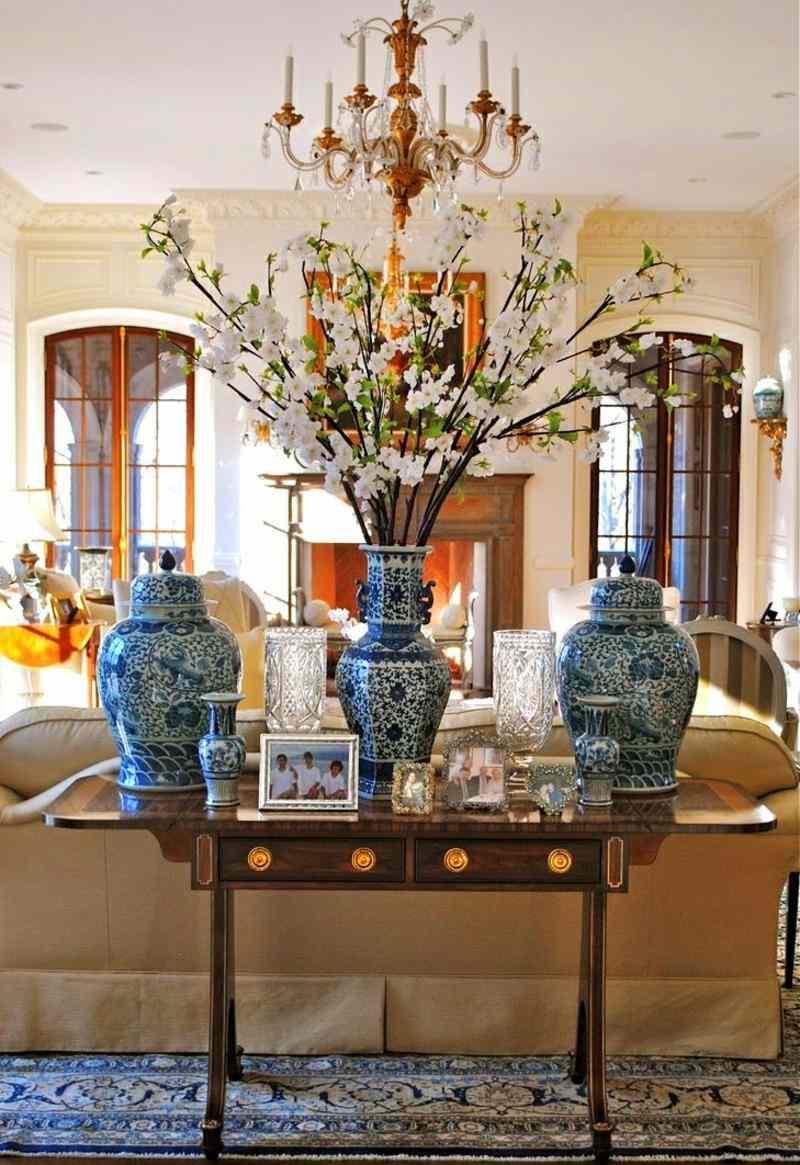 dekorieren wohnzimmer vasen orientalisch stil blumen beistelltisch kronleuchter