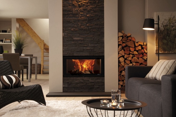 design-kaminofen-gemauert-bilder-modern-holz-brennholz-naturstein-dekoriert-couch-weich-teppich