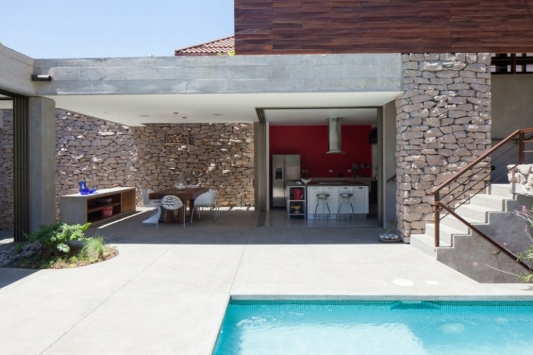design mit stein und garten wandgestaltung mediterran rustikal pool treppe