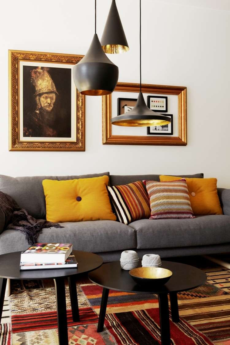 einrichtungsideen-wohnzimmer-gemuetlich-couch-grau-kissen-teppich-bilder-pendelleuchten-warme-farben
