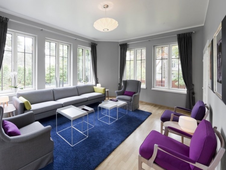 einrichtungsideen-wohnzimmer-gemuetlich-couch-grau-teppich-blau-polstersessel-violett