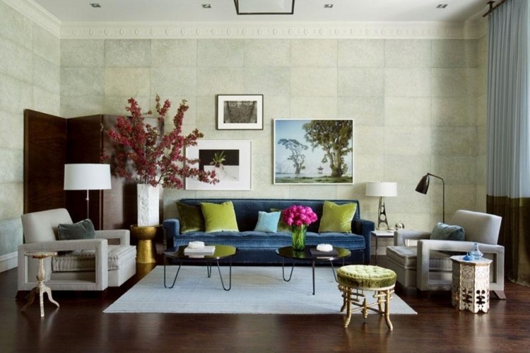 einrichtungsideen-wohnzimmer-gemuetlich-couch-polster-samt-blau-kissen-gruen-beistelltische