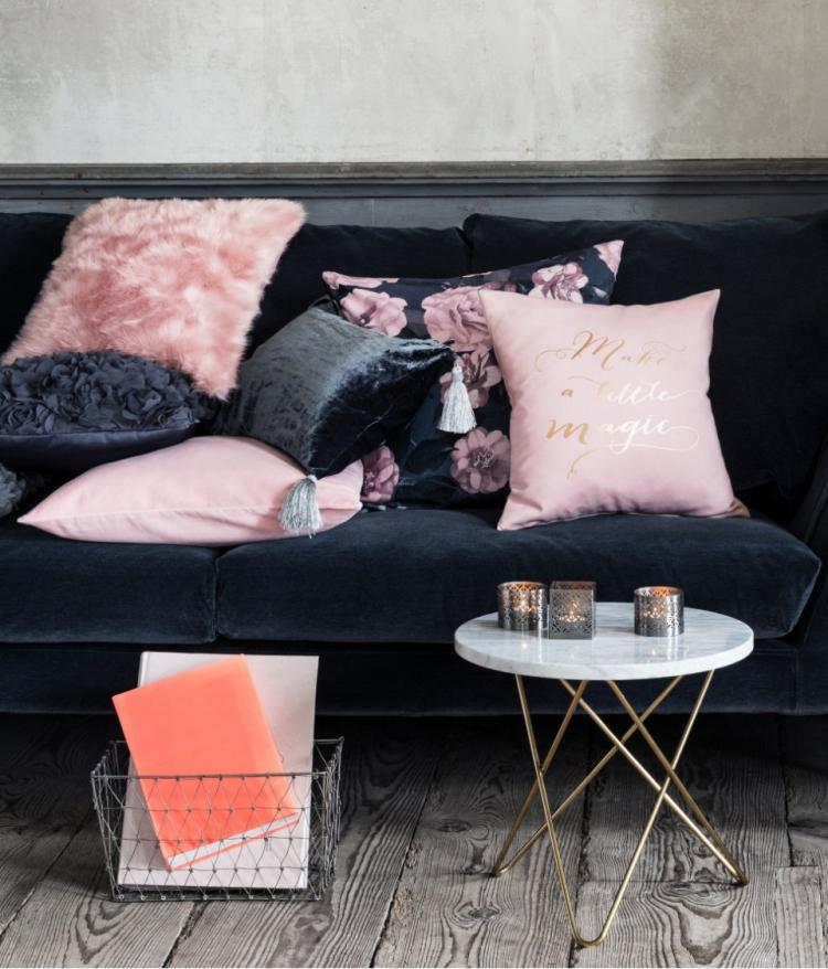 einrichtungsideen-wohnzimmer-gemuetlich-couch-polster-schwarz-kissen-rosa-dielenboden-deko