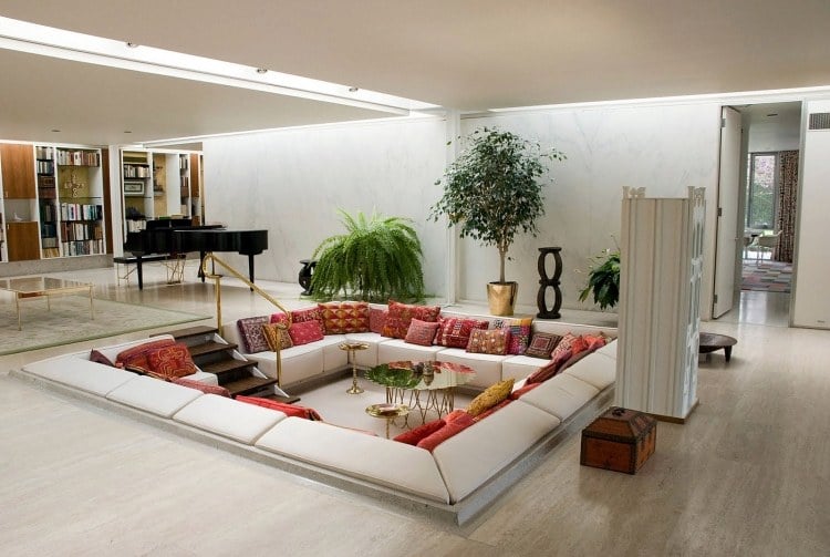 einrichtungsideen-wohnzimmer-gemuetlich-design-sofas-insel-gesinktcremeweiss-kissen-deko-orange