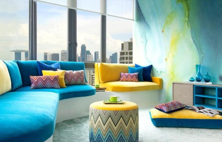 einrichtungsideen-wohnzimmer-gemuetlich-gelb-blau-gruen-kissen-polster-deko