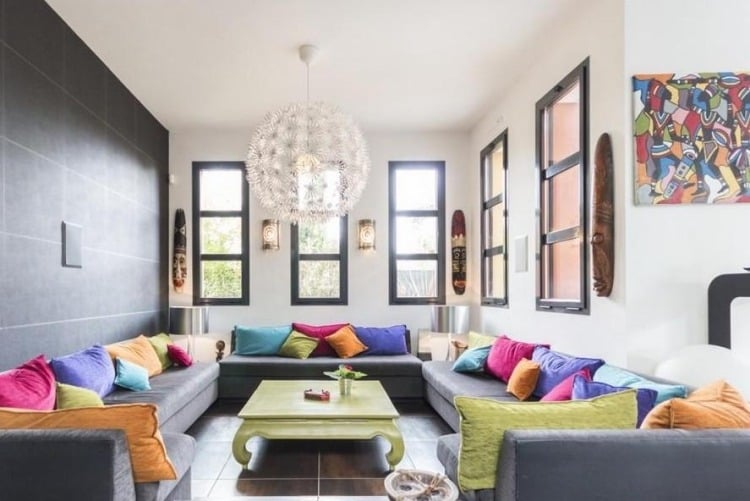 einrichtungsideen-wohnzimmer-gemuetlich-grau-couch-kissen-bunt-couchtisch-gruen-fenster