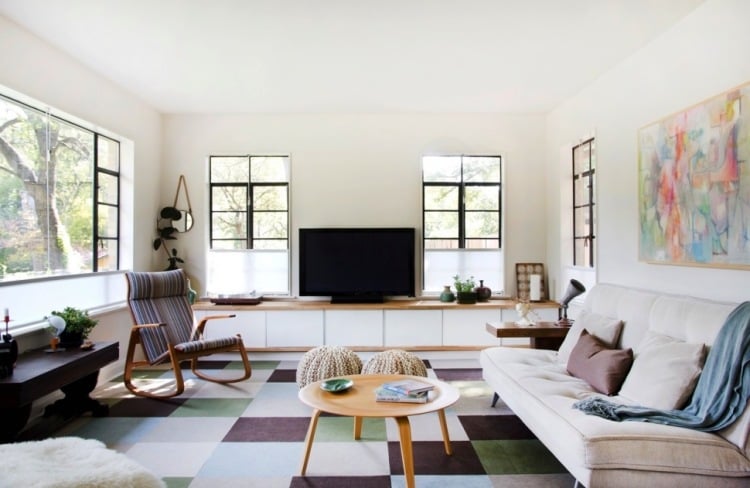 einrichtungsideen-wohnzimmer-gemuetlich--hell-pastellfarben-bild-couch-teppich-wuadrate