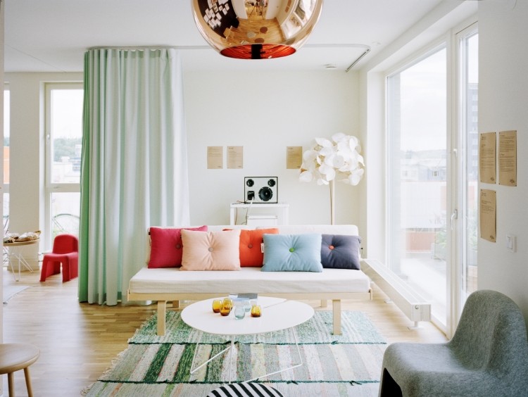 einrichtungsideen-wohnzimmer-gemuetlich-hell-pastellfarben-laeufer-weiss-couch-kissen-bunt