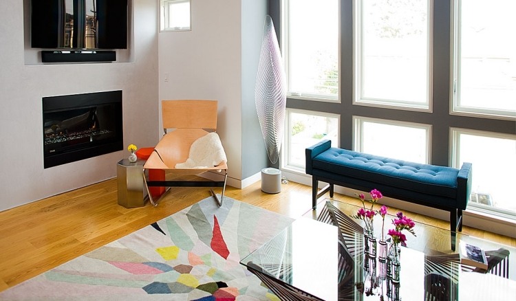 einrichtungsideen-wohnzimmer-gemuetlich-modern-dekorativer-kamin-teppich-muster-design-highlight