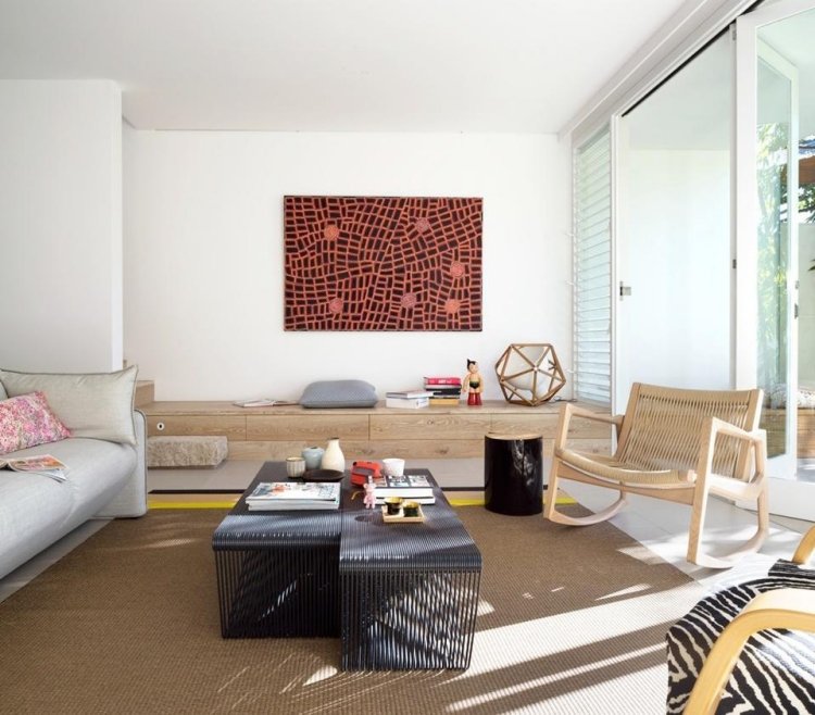 einrichtungsideen-wohnzimmer-gemuetlich-modern-design-bild-kunst-sideboard-sessel-holz