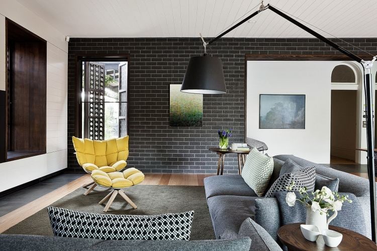 einrichtungsideen-wohnzimmer-gemuetlich-modern-design-grau-eckcouch-polstersessel-gelb-backsteinwand-tapete