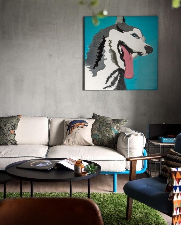 einrichtungsideen-wohnzimmer-gemuetlich-modern-grau-kissen-bild-hund-selbst-gemacht