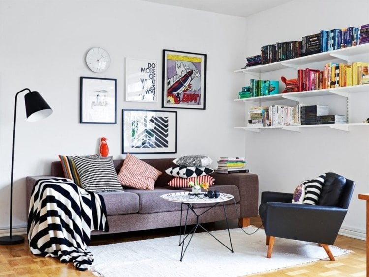 einrichtungsideen-wohnzimmer-gemuetlich-modern-jugendlich-buecherregale-couch-grau-sessel-leder