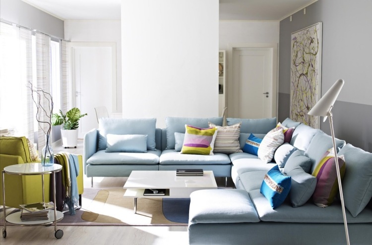einrichtungsideen-wohnzimmer-gemuetlich-pastellfarben-eckcouch-hellblau-polstersessel-gruen-bild