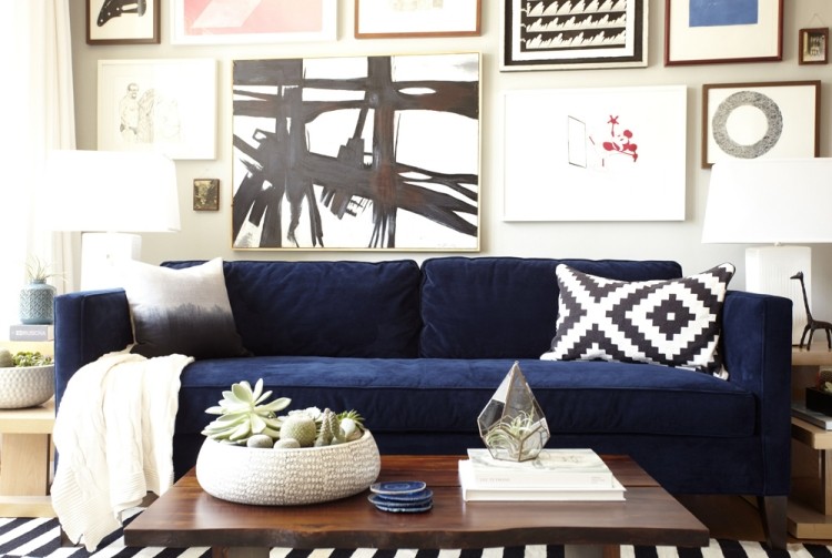einrichtungsideen-wohnzimmer-gemuetlich-schwarz-weiss-blaue-couch-samt-polster-teppich-wandgestaltung