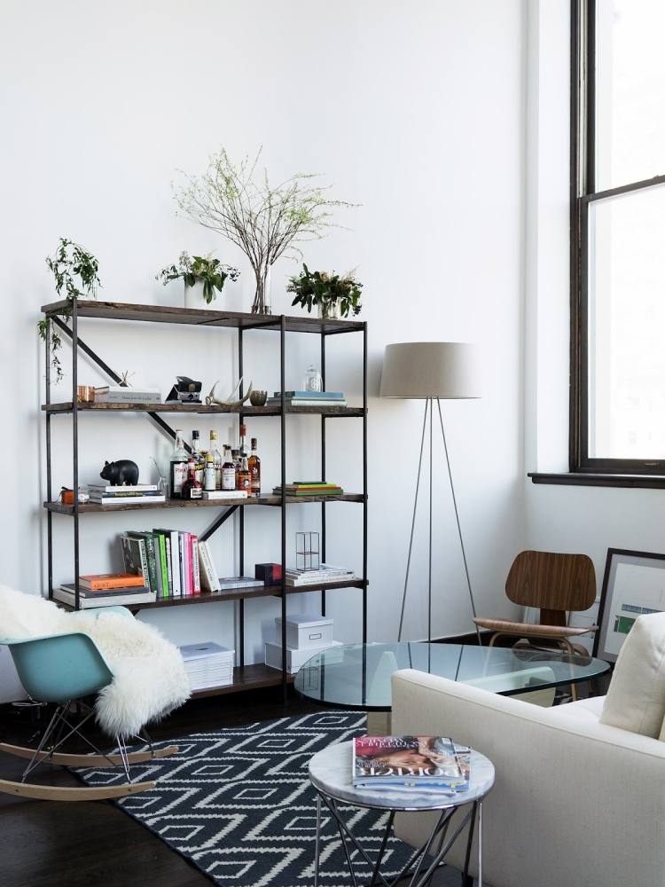 einrichtungsideen-wohnzimmer-gemuetlich-skandinavisch-design-teppich-muster-schwarz-weiss-regal-schaukelstuhl