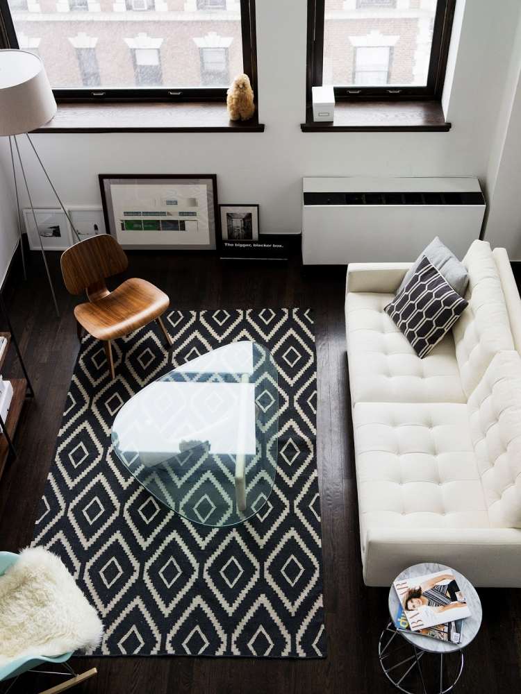 einrichtungsideen-wohnzimmer-gemuetlich-skandinavisch-teppich-muster-schwarz-weiss-couch-glastisch