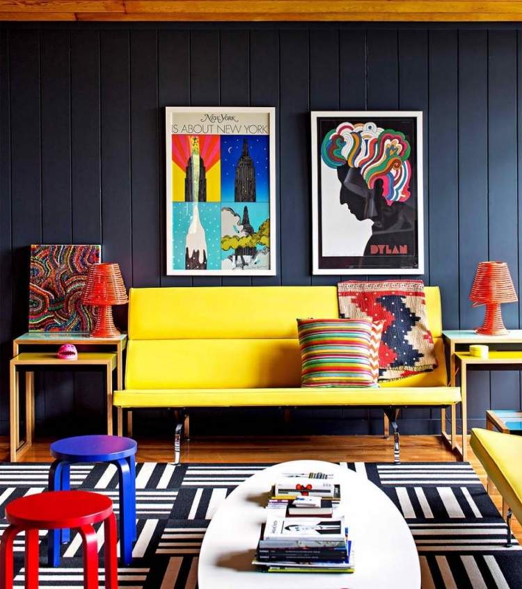einrichtungsideen-wohnzimmer-gemuetlich-teppich-muster-schwarz-weiss-couch-gelb-bilder