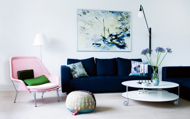 einrichtungsideen-wohnzimmer-gemuetlich-weiss-couch-dunkelblau-sessel-rosa-pouf-design