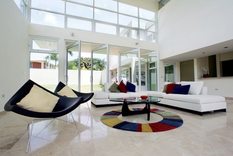 einrichtungsideen-wohnzimmer-gemuetlich--weiss-modern-minimalöistisch-simple-teppich-rund-farbig