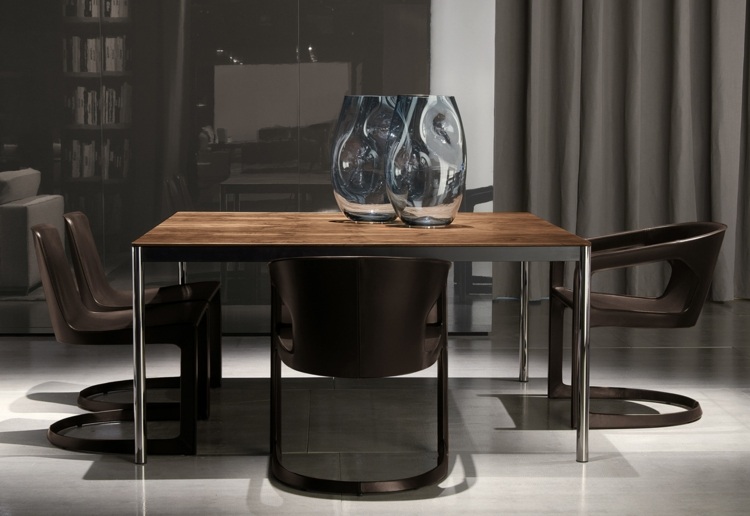 esszimmer einrichten dunkel monochrom minimalistisch holz vasen glas