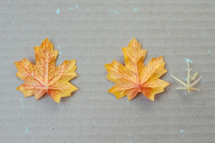 Fensterdeko im Herbst -selber-basteln-diy-herbstblaetter-kuenstliche-auseinander-nehmen-gelblich-orange