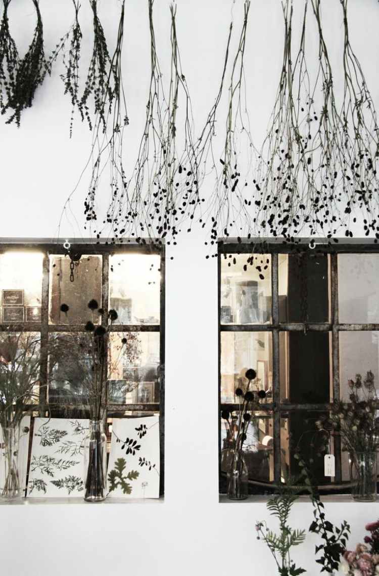 fensterdeko-herbst-selber-basteln-trockene-blumen-pflanzen-aufhaengen-wandfarbe-weiss-sprossenfenster-botanisch