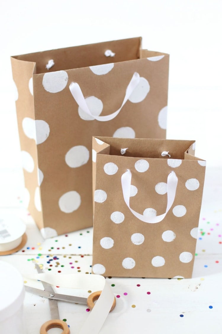 Geschenke verpacken -originell-ideen-anleitung-papier-papiertuete-braunpapier-punkten-weiss-farbe-basteln